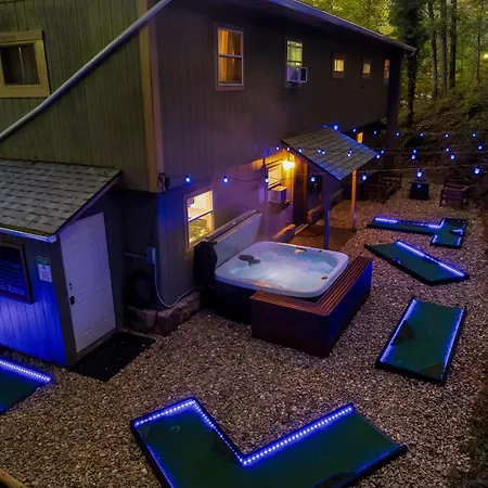 Cozy Mountain Cabin, Sleeps 8, Mini Golf, Hot Tub, Coffee Bar!